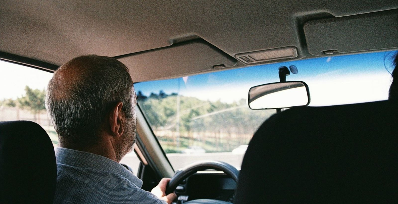 Motorista ao volante de um carro
